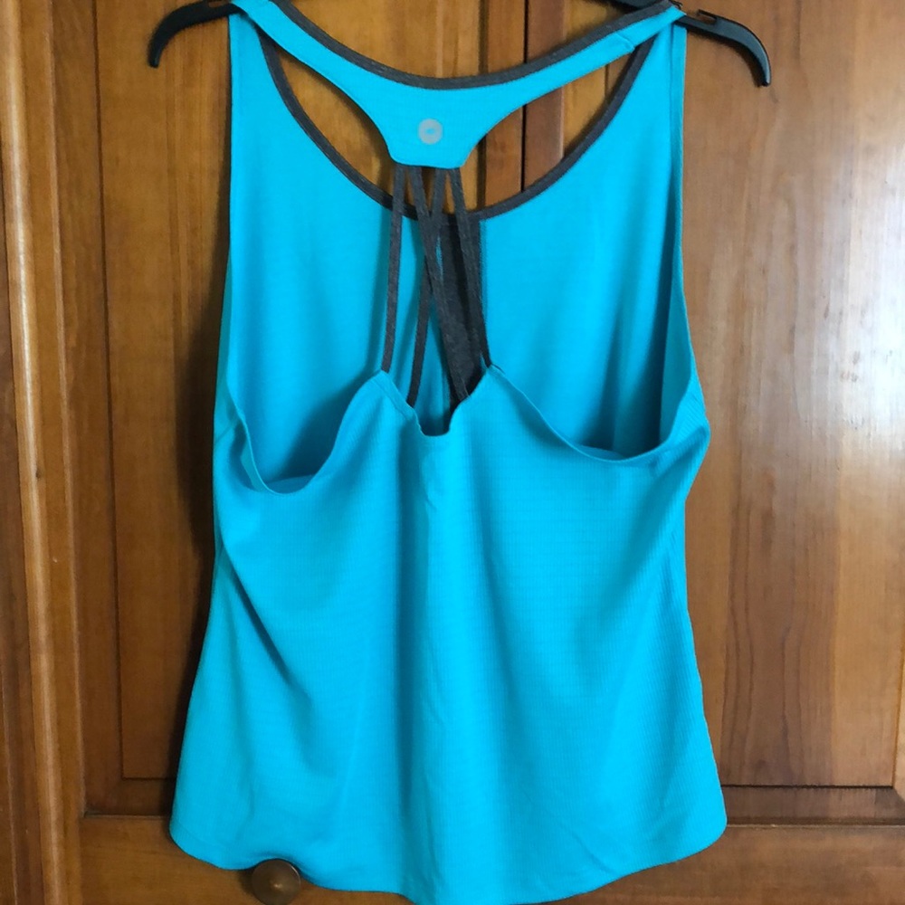 Avia tank top with fabric strip opening in back